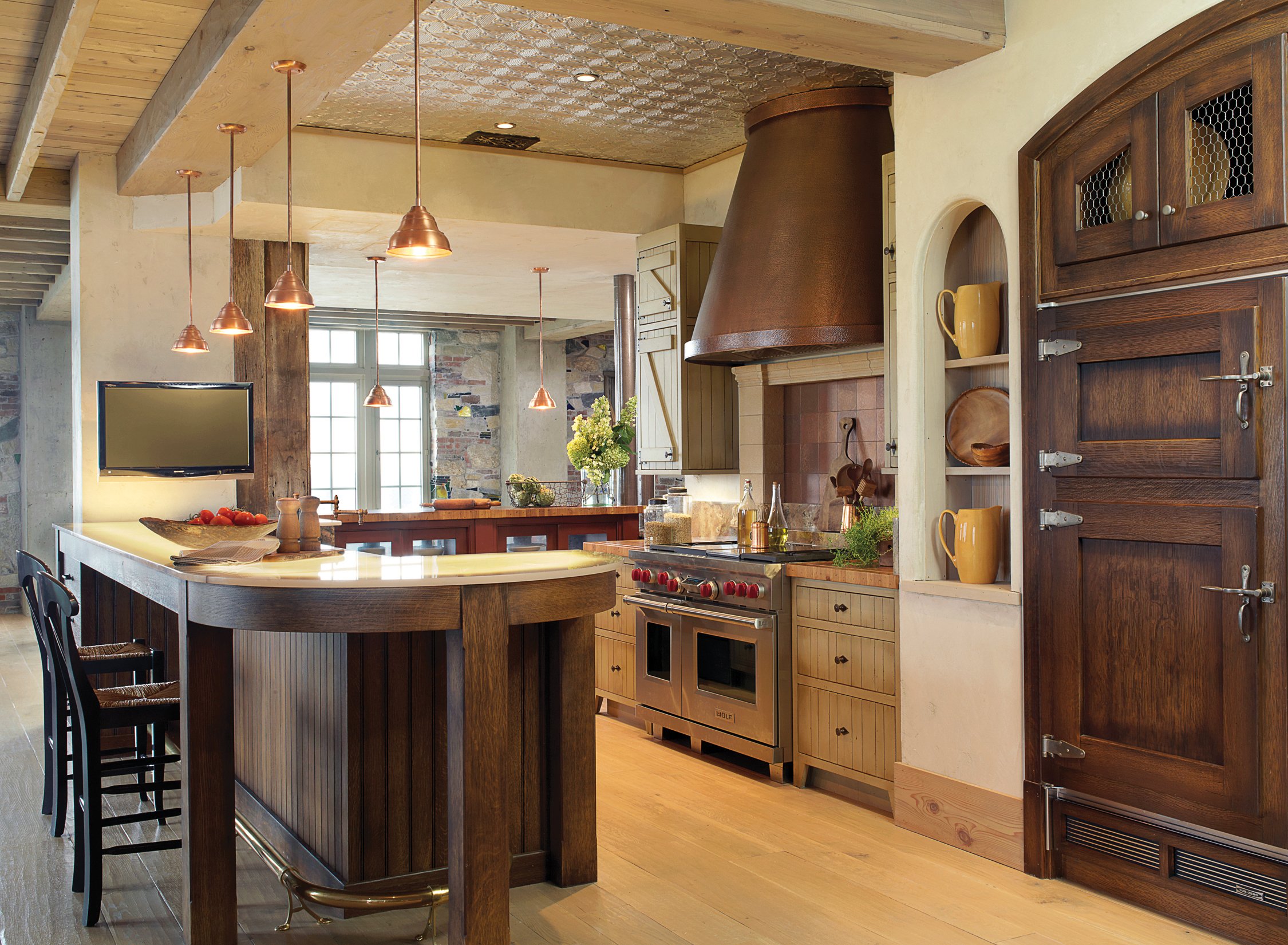 Как можно оформить кухню. Интерьер кухни. Кухня в деревенском стиле. Кухня в загородном доме. Красивые деревянные кухни.