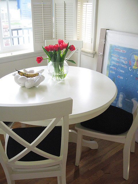 Kitchen seating at a round table